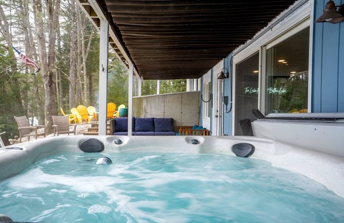 East Wakefield House | Stunning Lakefront Oasis—Hot Tub, Beach & Luxury!