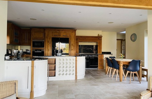 Wimborne House | STUNNING LARGE COUNTRY FAMILY HOME, INDOOR POOL, SLEEPS 12, SECLUDED GARDEN