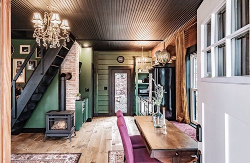 Bridgton House | Stunning Library Tiny Home *Private Hot Tub*King Bed*Minutes to Lakes & Hiking
