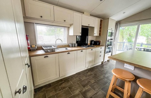Clacton-on-Sea Cabin | Stunning lodge boasting lake views at Weely Bridge Holiday Park ref 69005L