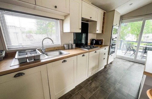 Clacton-on-Sea Cabin | Stunning lodge boasting lake views at Weely Bridge Holiday Park ref 69005L