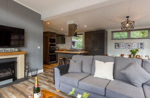 Troutbeck Bridge Cabin | Stunning Lodge set in relaxing surrounding, sleeps 6/8, 3 en-suites, free WIFI