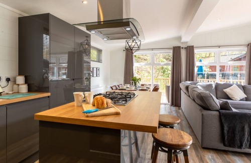 Troutbeck Bridge Cabin | Stunning Lodge set in relaxing surrounding, sleeps 6/8, 3 en-suites, free WIFI