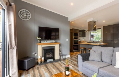 Troutbeck Bridge Cabin | Stunning Lodge set in relaxing surrounding, sleeps 6/8, 3 en-suites, free WIFI