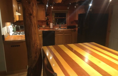 South Royalton House | Stunning Log Home, 7 Bed/4 Bath. Mountain View!