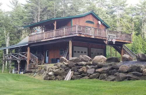 South Royalton House | Stunning Log Home, 7 Bed/4 Bath. Mountain View!