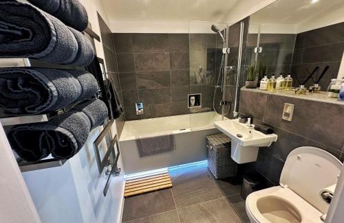 Hythe Apartment | Stunning Luxury 3 Bed Penthouse Sleeps 2 to 6