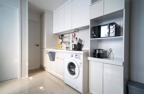 Seoul Apartment | Stunning Luxury Apartment! nSuper close to restaurants & bars, subways & buses!