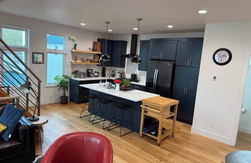 Lair Hill House | Stunning Macadam Floating Home on the Wilamette River! Macadam Float Unit 32B