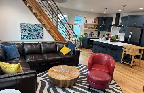 Lair Hill House | Stunning Macadam Floating Home on the Wilamette River! Macadam Float Unit 32B