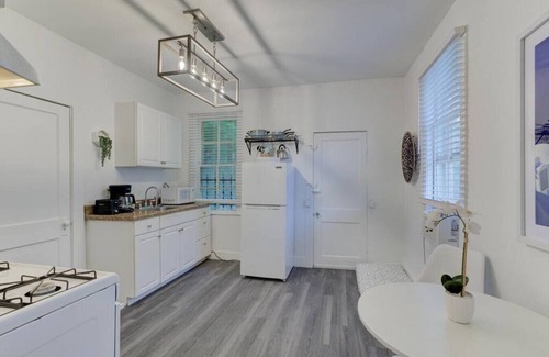 Central Gardens Apartment | Stunning Memphis' Neighborhood-Guest House Retreat