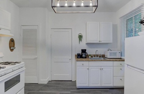 Central Gardens Apartment | Stunning Memphis' Neighborhood-Guest House Retreat