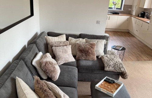 Uxbridge North Apartment | Stunning Modern 2-bedroom apartment in Uxbridge with Lift & parking. Fast Wi-Fi