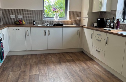 Uxbridge North Apartment | Stunning Modern 2-bedroom apartment in Uxbridge with Lift & parking. Fast Wi-Fi
