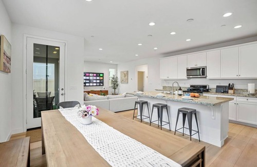 Southwest Anaheim House | Stunning Modern Home 2 Disneyland/Knott Berry Farm