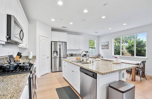 Southwest Anaheim House | Stunning Modern Home 2 Disneyland/Knott Berry Farm