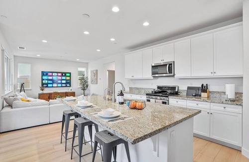 Southwest Anaheim House | Stunning Modern Home 2 Disneyland/Knott Berry Farm
