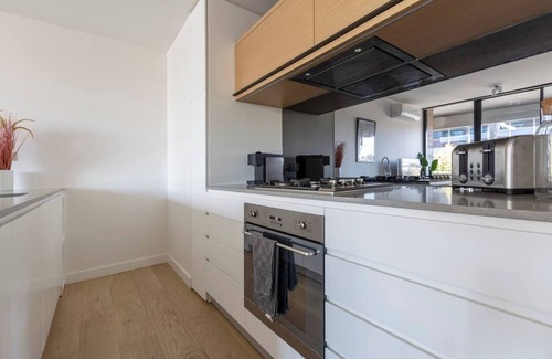 Richmond North Apartment | Stunning Modern Style with a Gym Pool and Spa