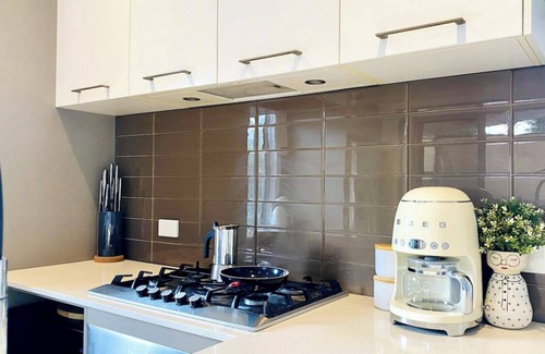 Ashgrove House | Stunning, Modern Two Level Townhome! Inner Cityclose to Everything!