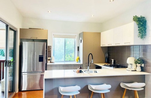Ashgrove House | Stunning, Modern Two Level Townhome! Inner Cityclose to Everything!