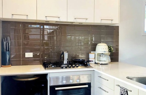 Ashgrove House | Stunning, Modern Two Level Townhome! Inner Cityclose to Everything!