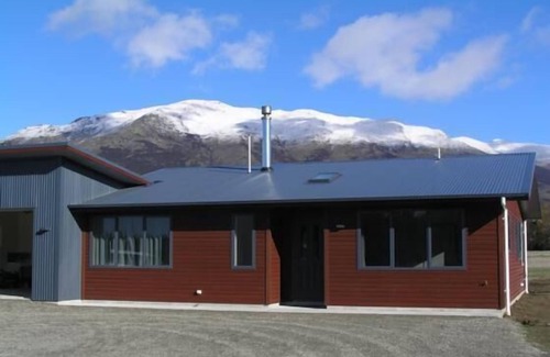 Lake Hawea House | Stunning mountain views