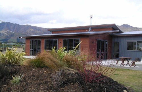Lake Hawea House | Stunning mountain views