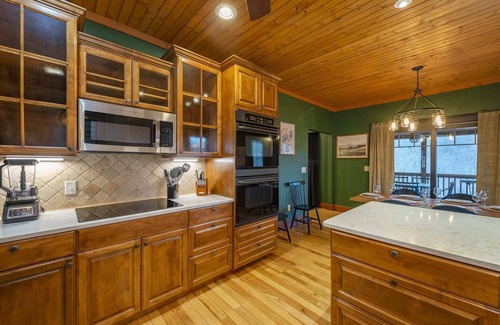 Laurel Ridge House | Stunning Mtn Views~ HotTub~Movie Theater~Game Room