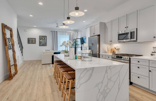 Katie Hill Neighborhood House | Stunning Music City penthouse with rooftop, hot tub, outdoor kitchen, & grill