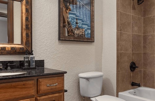 Bay Lake Resort | Stunning One Bedroom Presidential Suite - moments away from major attractions!