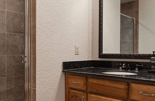 Bay Lake Resort | Stunning One Bedroom Presidential Suite - moments away from major attractions!