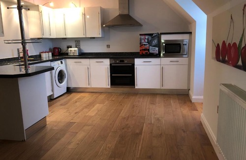 Leigh-on-Sea Apartment | Stunning Penthouse with Sea Views - Close to the Beach, Sea & Bars ,Restaurants & Shops