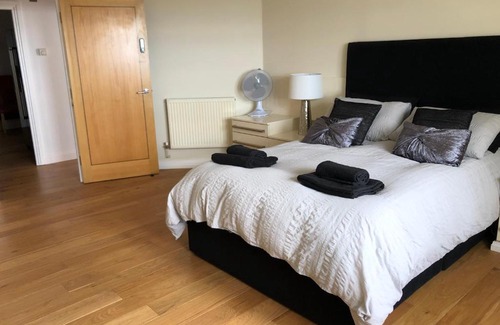 Leigh-on-Sea Apartment | Stunning Penthouse with Sea Views - Close to the Beach, Sea & Bars ,Restaurants & Shops