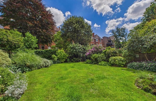 South Hampstead Apartment | Stunning, Premium Hampstead Apartment with Garden