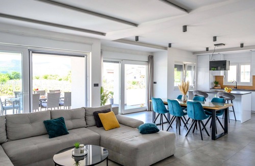 Donji Prolozac House | Stunning private villa for 8 people with A/C, WIFI, private pool, TV, terrace and panoramic view