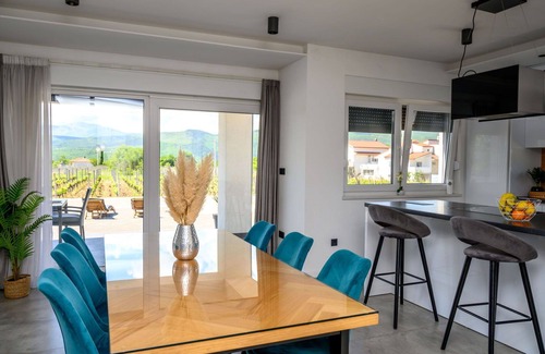 Donji Prolozac House | Stunning private villa for 8 people with A/C, WIFI, private pool, TV, terrace and panoramic view