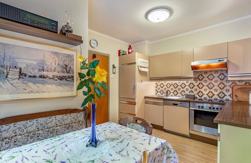 Maria Woerth House | Stunning private villa for 9 people with WIFI, TV, terrace, pets allowed and parking