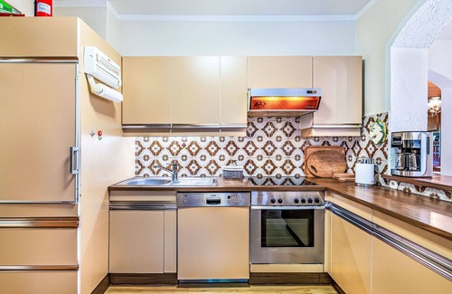 Maria Woerth House | Stunning private villa for 9 people with WIFI, TV, terrace, pets allowed and parking
