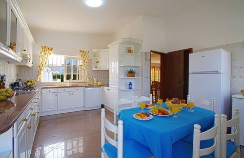 Mem Moniz House | Stunning private villa for 6 people with WIFI, private pool, A/C, TV and terrace