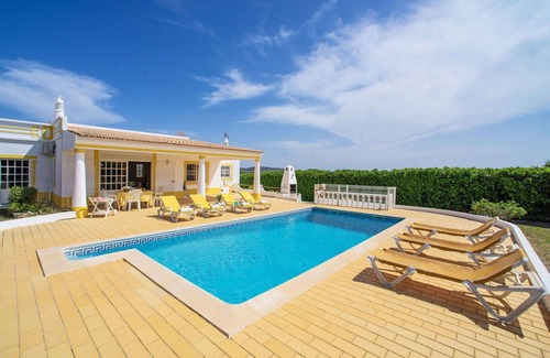 Mem Moniz House | Stunning private villa for 6 people with WIFI, private pool, A/C, TV and terrace