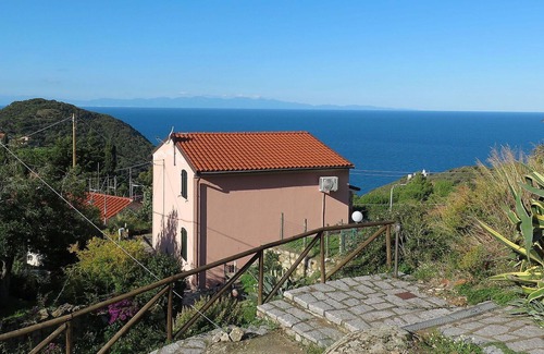 Patresi House | Stunning private villa for 4 people with A/C, TV and terrace