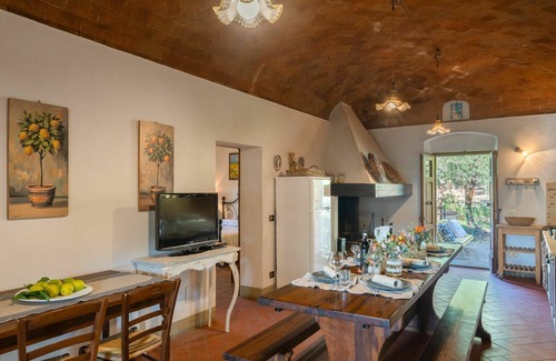 Montevarchi Villa | Stunning private villa with private pool, WIFI, TV, balcony, pets allowed and panoramic view