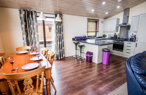 Kinross House | Stunning private villa for 5 guests with WIFI, TV, terrace, pets allowed and parking