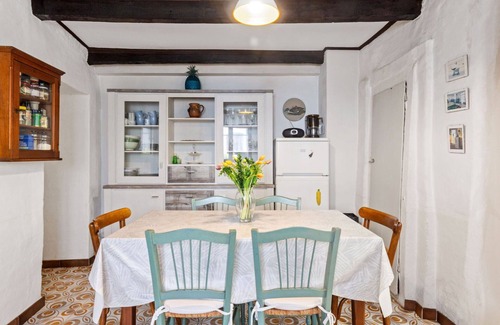 Novaggio House | Stunning private villa for 5 people with patio and parking