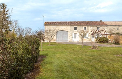 Berneuil Villa | Stunning private villa for 4 people with WIFI, TV, terrace, pets allowed and parking