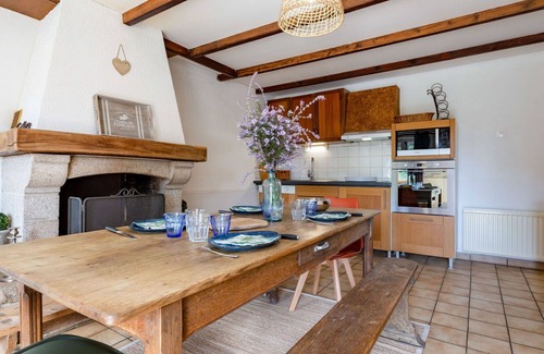 Surville House | Stunning private villa for 4 guests with WIFI, TV, pets allowed and parking