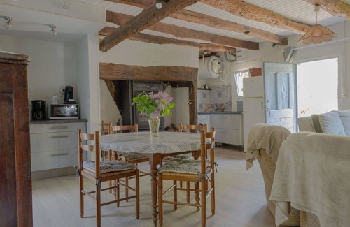 Teyssieu House | Stunning private villa for 4 guests with TV, terrace and pets allowed