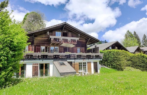 Schoenried House | Stunning private villa for 12 people with WIFI, TV, patio, pets allowed, panoramic view and park.
