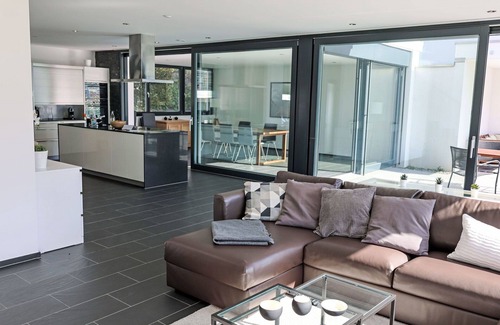 Ruetli House | Stunning private villa for 10 guests with WIFI, TV, patio, pets allowed and parking