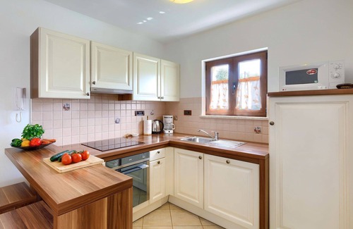 Vosteni Villa | Stunning private villa for 8 people with WIFI, hot tub, private pool, A/C, TV and patio